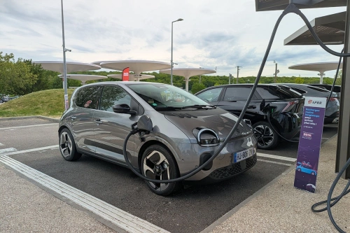 VW, Renault og Stellantis krever «Made in Europe»-regler for elbiler – her er hva som kan endre seg for deg