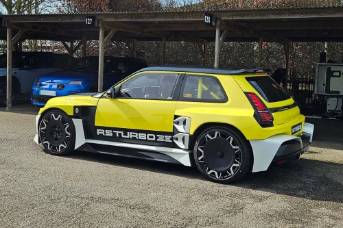 Renault 5 Turbo 3E blir første europeiske produksjonsbil med elmotorer i hjulene