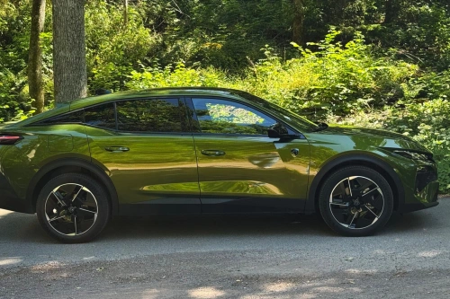 Test av Peugeot e-408: Kul bil med gammeldags innmat