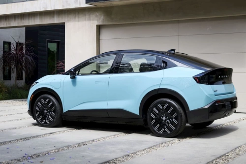 Nissan kaller tilbake nesten 4 000 nye Leaf-elbiler etter setebelteproblem