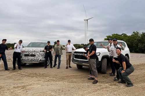 Toyota kan ha lekket sin første elektriske Land Cruiser – et bilde sier mer enn tusen ord