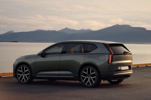 Første kjøretest av Volvo EX60: Rolig, romslig – og litt for avhengig av skjermen