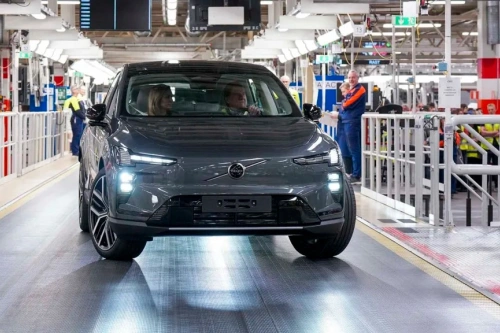 Volvo EX60 slår an – men batteriene kommer ikke fort nok