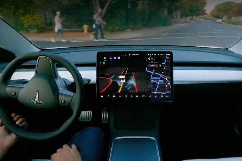 Tesla lar FSD gripe inn under manuell kjøring for å hindre kollisjon