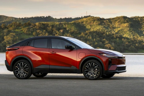 Toyota tilbakekaller rundt 10.000 C-HR EV på grunn av fare for tap av drivkraft